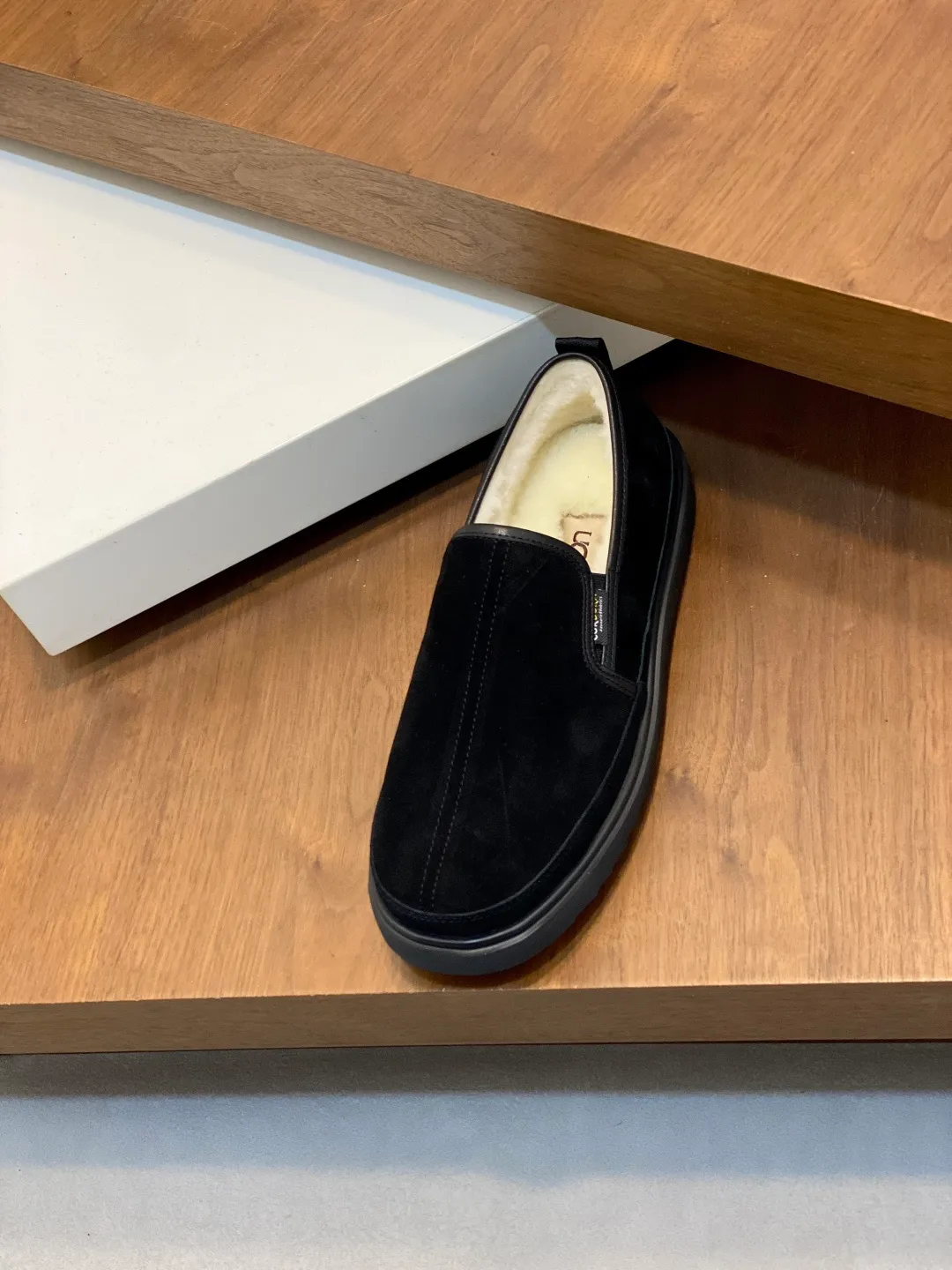 Men's shoes 💰580 New UGG fur-integrated men's simple and fashionable snow shoes. The most worth buying at the end of this year are warm casual shoes. Whether you are out and about at home, their comfortable and warm performance will be your most suitable fashion companion! The material is cowhide upper and imported wool is used inside. Two layers of cowhide for warmth and comfort! The eva+ rubber patch outsole is cushioned, non-slip and wear-resistant, and has good elasticity. It is light and wear-resistant, comfortable and soft, and the new simple cut is more fashionable. It has both practicality and fashion sense, so you no longer have to worry about how to match it in winter, while still maintaining your fashionable taste. High-quality genuine wool produced in Dongguan. The material depends on the details! Size: 39-40-41-42-43-44-45 sneaker size